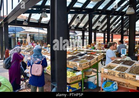 Tabak Obst Antiquitäten Gemüse kommunistischen Bric-a-Brac und Flags für den Verkauf in den pazari ich ri Markt Zentrum von Tirana Albanien Stockfoto