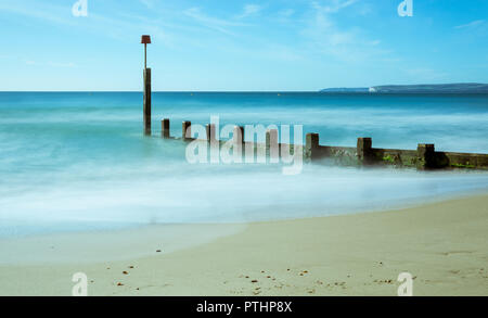 Eine lange Aufnahme auf das Meer über die Buhnen, in der Nähe von Boscombe Pier in Bournemouth, UK. Am 7. Oktober 2018 getroffen. Stockfoto