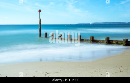 Eine lange Aufnahme auf das Meer über die Buhnen, in der Nähe von Boscombe Pier in Bournemouth, UK. Am 7. Oktober 2018 getroffen. Stockfoto