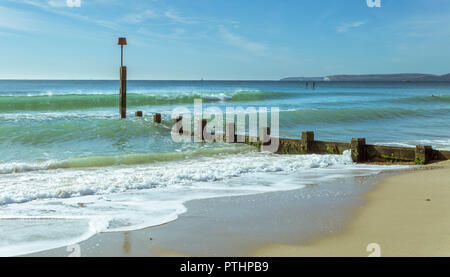 Die Wellen waschen über die buhnen in Boscombe in Bournemouth, UK. Am 7. Oktober 2018 getroffen. Stockfoto