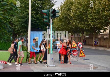 Eine Gruppe von albanischen Frauen gekleidet für den Abend für ein selfie in Albanien Tirana Street Pose Stockfoto