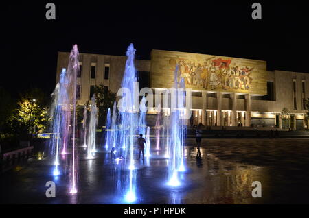 Das Nationalmuseum für Geschichte Tirana Albanien bei Nacht beleuchtete farbige Wasserspiele Stockfoto