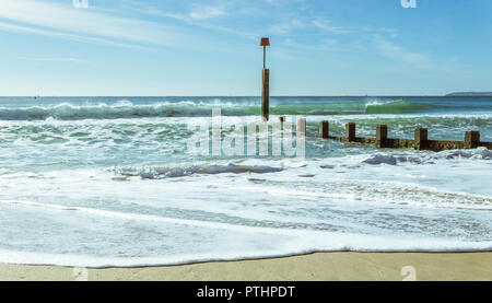 Die Wellen waschen über die buhnen in Boscombe in Bournemouth, UK. Am 7. Oktober 2018 getroffen. Stockfoto