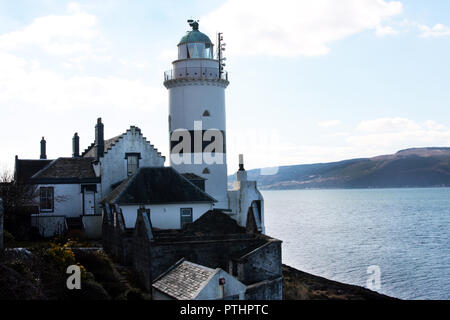 Die Cloch Leuchtturm, gebaut von Robert Stevenson, sitzt auf dem Firth of Clyde in Schottland, südlich der Küstenstadt von Gourock. Stockfoto