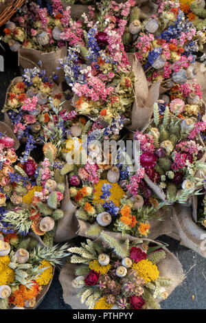 Bunte getrocknete Blumensträuße. Blumendekoder. VEREINIGTES KÖNIGREICH Stockfoto