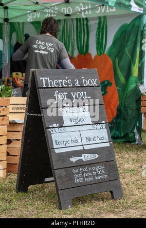 Riverford organic farmers Food Box Regelung in Thame Food Festival. Thame, Oxfordshire, Großbritannien Stockfoto