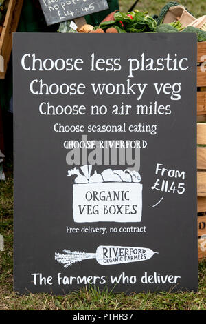 Riverford organic farmers veg box Regelung in Thame Food Festival. Thame, Oxfordshire, Großbritannien Stockfoto