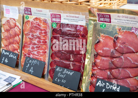 Geschnetzeltes Fleisch Produkte auf einem Stand auf dem Thame Food Festival. Thame, Oxfordshire, England Stockfoto