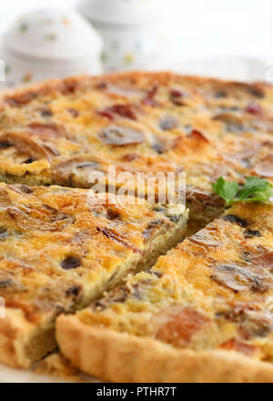 Quiche Speck und Pilzen, geschnitten und in Vertikale selektiven Fokus auf Anzeige Kopie Raum schoß auf dem Hintergrund Stockfoto