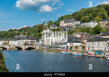 Bouillon, Belgien, 23-08-2018: Leute, die Spaß an der waterbikes im Fluss Semois in Bouillon, dieser Ort ist berühmt für seine Burg und großen touristischen Markt Stockfoto