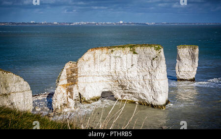 Old Harry Rocks mit Bournemouth im Hintergrund in der Nähe von Swanage, Dorset, Großbritannien am 21. Februar 2014 Stockfoto