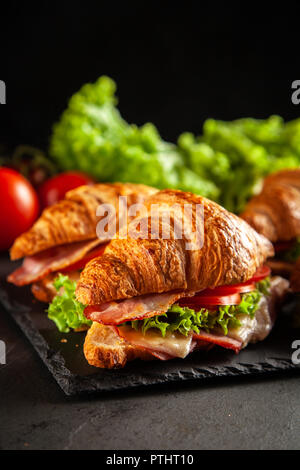 Klassische BLT croissant Sandwiches Stockfoto