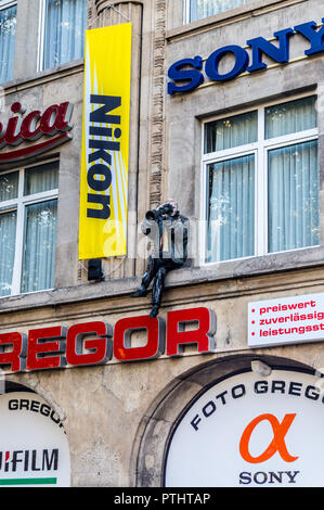Mannequin des Fotografen mit Nikon Kamera und Teleobjektiv auf Front von Foto Gregor camera shop, Neumarkt, Köln, Nordrhein-Westfalen, Deutschland Stockfoto