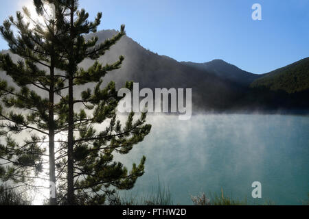 Morgen Nebel steigt auf der Castillon See im Tal des Verdon Alpes-de-Haute-Provence, Frankreich Stockfoto