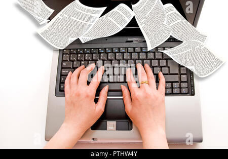 Frau Hände schreiben auf einem Laptop, Blogger und Autor Konzept Stockfoto