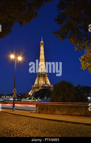 Paris, Frankreich, 17. August 2018: Eiffelturm bei Nacht beleuchtet. Stockfoto
