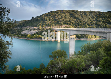 Schöne Aussicht auf den Lac de Sainte-Croix, Frankreich. Stockfoto