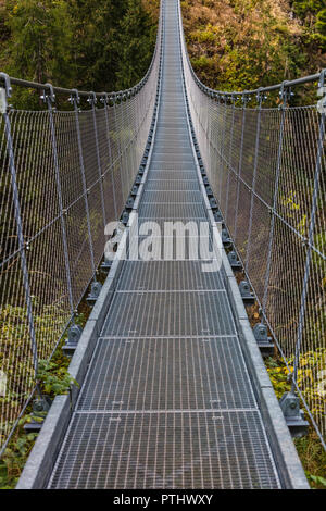 Hängebrücke in rabby Tal auf italienischen Alpen Stockfoto