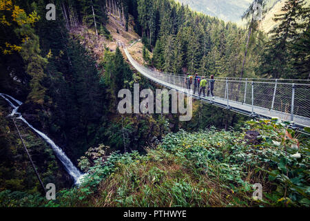 Menschen auf der Hängebrücke in rabby Tal, Alpen Stockfoto