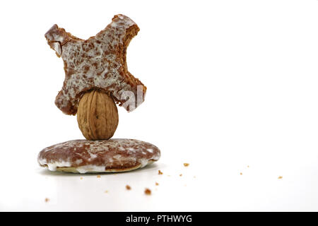 Gebissen Lebkuchen mit Nussbaum und Krümel auf weißem Hintergrund Stockfoto