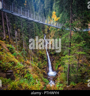 Wasserfall unter schwebende Brücke in rabby Tal auf italienischen Alpen Stockfoto