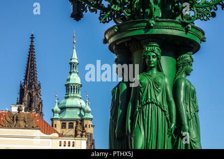 Prager Jugendstil Lampe mit weiblichen Motiven, die Prager Burg sehen, Tschechische Republik Stockfoto