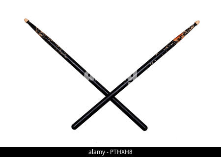 Zwei gekreuzte schwarze Drumsticks auf weißem Hintergrund verwendet Stockfoto