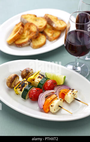 Gemüse Gegrillter Halloumi Käse Spieße Kebab, Gesundes vegetarisches Gericht Stockfoto