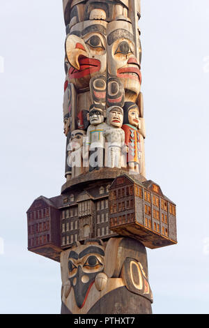 Detail der Versöhnung Pole von Haida master Carver Jim Hart, Universität von British Columbia, Vancouver, BC, Kanada geschnitzt Stockfoto