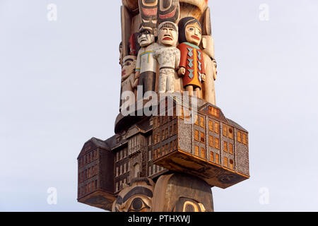 Detail der Versöhnung Pole von Haida master Carver Jim Hart, Universität von British Columbia, Vancouver, BC, Kanada geschnitzt Stockfoto