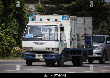 Chiangmai, Thailand - 17. September 2018: Truck von Sermsuk Unternehmen. Est cola Produkt. Foto an der Straße Nr. 121 ca. 8 km von der Innenstadt von Chiang Mai, Thailand Stockfoto
