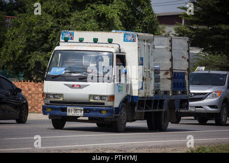 Chiangmai, Thailand - 17. September 2018: Truck von Sermsuk Unternehmen. Est cola Produkt. Foto an der Straße Nr. 121 ca. 8 km von der Innenstadt von Chiang Mai, Thailand Stockfoto