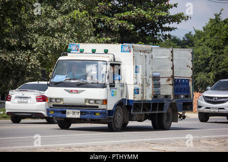 Chiangmai, Thailand - 17. September 2018: Truck von Sermsuk Unternehmen. Est cola Produkt. Foto an der Straße Nr. 121 ca. 8 km von der Innenstadt von Chiang Mai, Thailand Stockfoto