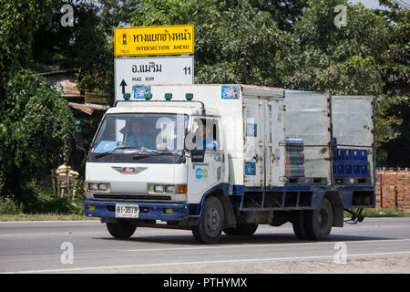 Chiangmai, Thailand - 17. September 2018: Truck von Sermsuk Unternehmen. Est cola Produkt. Foto an der Straße Nr. 121 ca. 8 km von der Innenstadt von Chiang Mai, Thailand Stockfoto