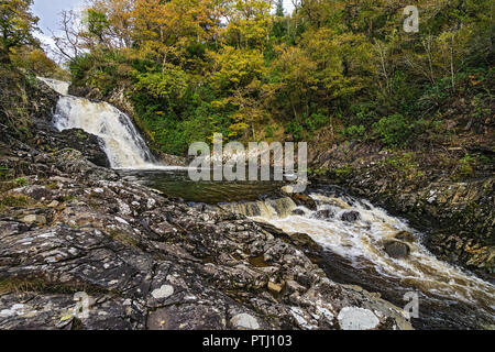 Rhaeadr Mawddach Wasserfall auf thr Afon Mawddach (Fluss) im Coed y Brenin Wald in der Nähe von Dolgellau Snowdonia National Park North Wales UK Oktober 274 Stockfoto