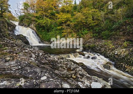 Rhaeadr Mawddach Wasserfall auf thr Afon Mawddach (Fluss) im Coed y Brenin Wald in der Nähe von Dolgellau Snowdonia National Park North Wales UK Oktober 275 Stockfoto