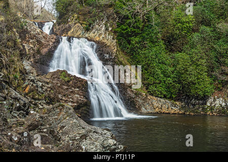 Auf thr Afon Mawddach Rhaeadr (Fluss) Mawddach im Coed y Brenin Wald in der Nähe von Dolgellau Snowdonia National Park North Wales UK April 8292 Stockfoto