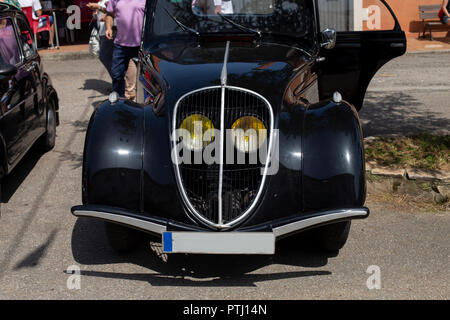 Vorderansicht eines alten Auto Stockfoto