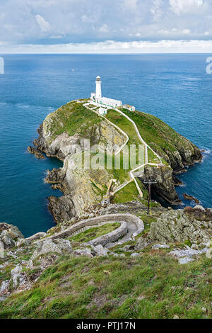 South Stack Leuchtturm aus Holy Island, Teil der Weg in der Nähe von Holyhead ANGLESEY Wales UK September 0312 gelegen Stockfoto