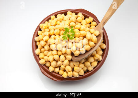 Kichererbsen in eine Kasserolle aus Lehm gekocht Stockfoto