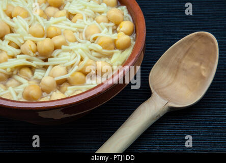 Kichererbsen Suppe mit Nudeln in einer Kasserolle Stockfoto