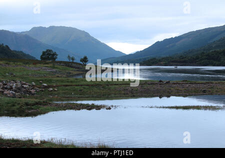 Abendlicht am Blauen Stunde auf Loch Leven in der Nähe von Glencoe in der wunderschönen schottischen Highlands. Stockfoto