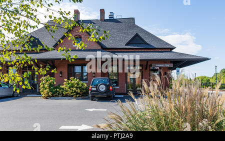 JOHNSON CITY, TN, USA -9/30/18: Die alte Zugdepot jetzt als Bar & Restaurant in der Innenstadt. Stockfoto