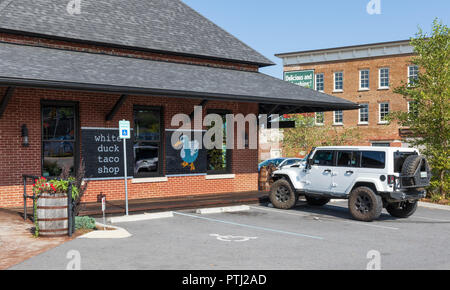 JOHNSON CITY, TN, USA -9/30/18: Die weiße Ente Taco Shop in der alten Zugdepot in Downtown befindet. Stockfoto