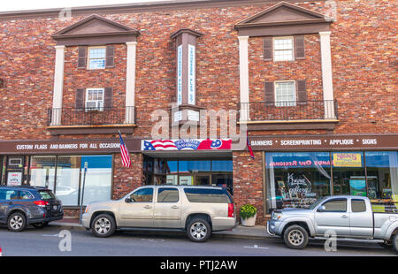 JOHNSON CITY, TN, USA -9/30/18: Die freiwillige Flagge Co.Storefront auf der Main St. in der Innenstadt. Stockfoto