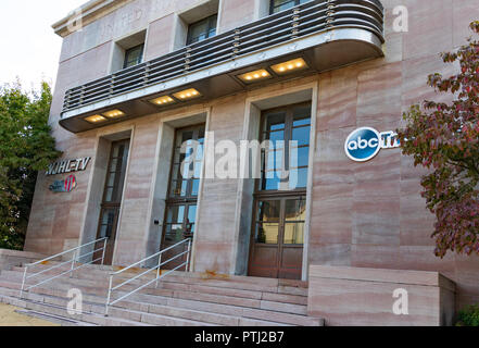 JOHNSON CITY, TN, USA -9/30/18: vor dem Eingang zu Wjhl - TV, eine ABC-Netzwerk Affiliate, auf der Main Street. Stockfoto