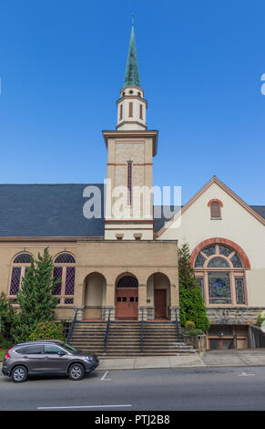 JOHNSON CITY, TN, USA -9/30/18: Die Innenstadt von christlichen Kirche auf der Main Street. Stockfoto