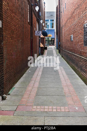 JOHNSON CITY, TN, USA -9/30/18: Ein sauber gepflasterte Gasse/Gehweg, off Main St. Stockfoto