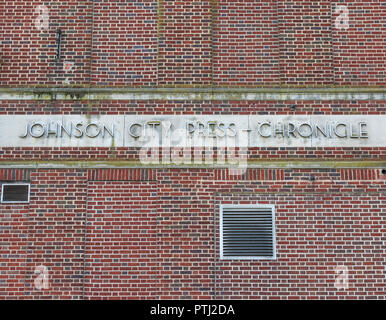 JOHNSON CITY, TN, USA -9/30/18: Außenwand mit der Identifizierung" Johnson City Press-Chronicle"-Schriftzug. Stockfoto