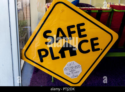 JOHNSON CITY, TN, USA -9/30/18: ein Zeichen verkünden einen "sicheren Ort" hängt in einem Schaufenster. Stockfoto